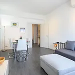 Guesthost - Station & Center Apartment