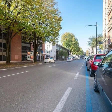 Guesthost - Station & Center