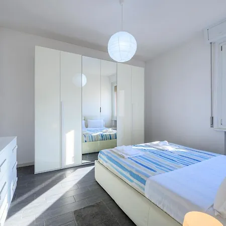 Guesthost - Station & Center Apartment Parma