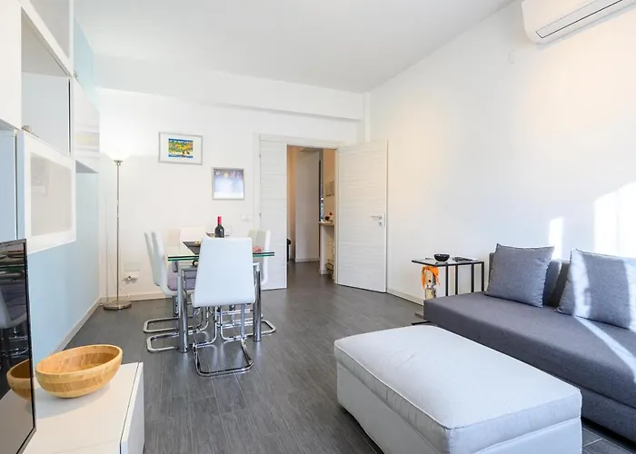 Guesthost - Station & Center Apartment